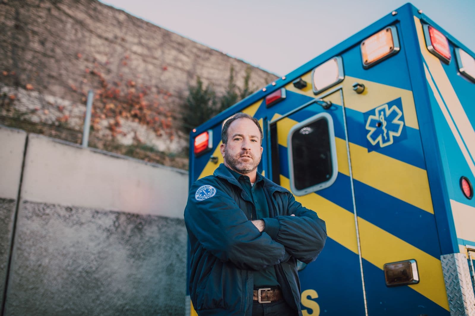 Ambulancier devant son véhicule