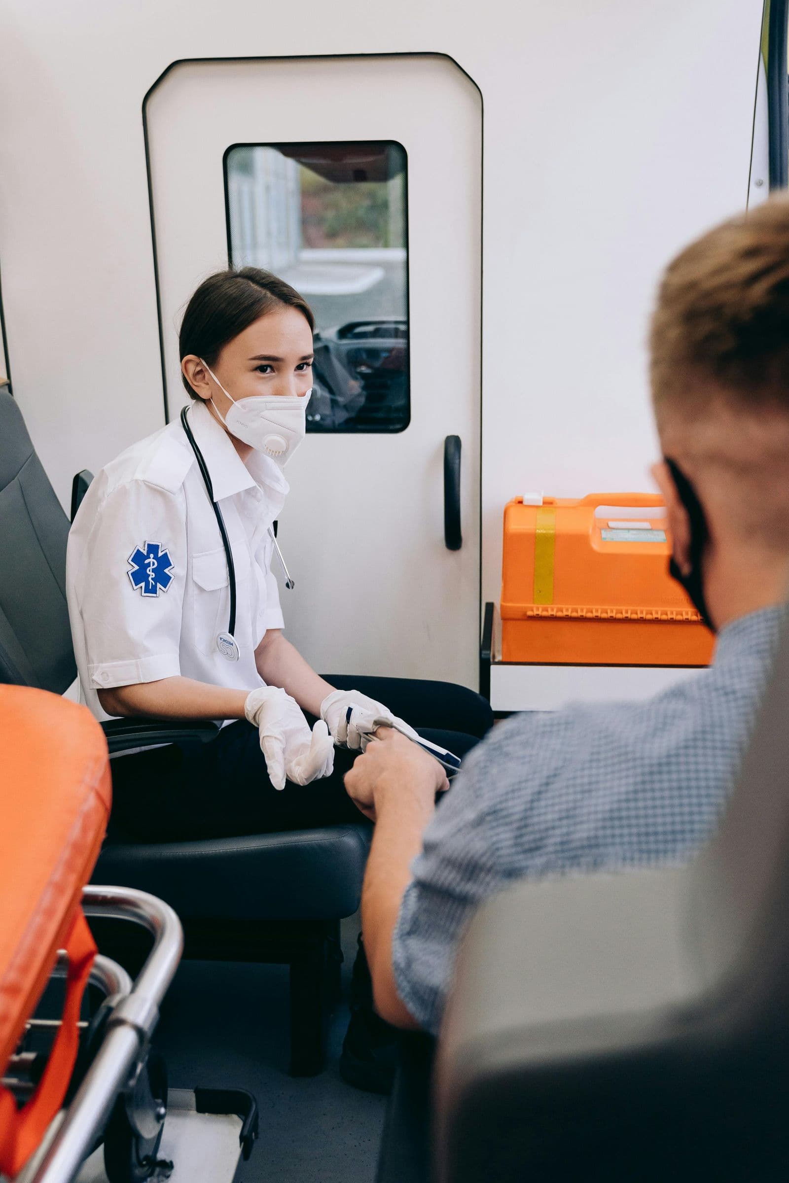Ambulancier prenant soin d'un patient